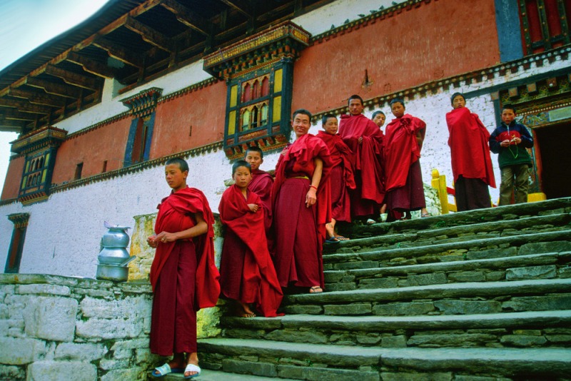 monks-in-front-the-rinpung-dzong-in-parobhutan